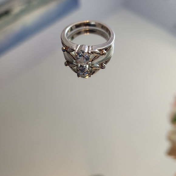 925 Sirling Silver Ring - Picture 2 of 3